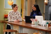 Call Me Kat – Kat (Mayim Bialik, l.); Randi (Kyla Pratt, r.)