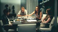 The Glass House – Ruby Baker (Leelee Sobieski, r.) und ihr kleiner Bruder Rhett (Trevor Morgan, l.) wohnen nun bei Erin (Diane Lane, 2.v.r.) und Terry Glass (Stellan Skarsgĺrd, 2.v.l.). Ruby und Rhett vermissen nicht nur ihre Eltern, es fällt ihnen auch zunehmend schwerer, ihren Adoptiveltern zu vertrauen.