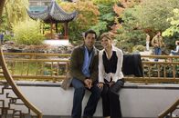 Possession – Jess (Sarah Michelle Gellar, r.) und Ryan (Michael Landes, l.) sind ein glückliches Ehepaar. Einziger Wehmutstropfen ist sein Bruder Roman, der momentan im selben Haus wohnt und ein unberechenbares, selbstsüchtiges Naturell besitzt ...