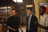 New Girl – Haben alle mit ihren ganz eigenen, kleinen und großen Problemen zu kämpfen: Nick (Jake Johnson, l.), Schmidt (Max Greenfield, M.) und Winston (Lamorne Morris, r.) ...