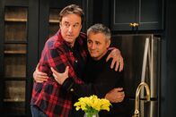 Man with a Plan – Don Burns (Kevin Nealon, l.); Adam Burns (Matt LeBlanc, r.)