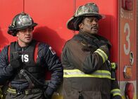 Chicago Fire – Chicago Fire Unter Beschuss - The Sky Is Falling Staffel 4, Episode 13 Sie warten ab, bis es sicher ist loszustürmen: Taylor Kinney als Kelly Severide, Eamonn Walker als Chief Boden