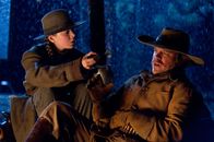 True Grit – Wer hätte das gedacht, aber der kernige Texas Ranger LaBoeuf (Matt Damon, r.) scheitert an dem eisernen Willen einer 14-Jährigen. Mattie (Hailee Steinfeld, l.) ist unerbittlich und lässt sich weder von einem abgehalfterten Marshall noch von einem gebildeten Texas Ranger davon abhalten, an der Jagd nach dem Mörder ihres Vaters teilzunehmen ...