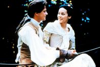 Valmont – Valmont (Colin Firth) will der keuschen Madame Tourvel (Meg Tilly) nicht nur das Bogenschießen beibringen.