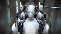 I, Robot – Niemand ahnt, dass Roboter Sonny (vorne) neben einer logisch agierenden Einheit auch eine für Emotionen besitzt ...