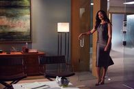 Suits – Jessica (Gina Torres) hat Sorge wegen eines aktuellen Falls. Sie bittet Louis, die Sache durch sein Ego nicht kompliziert zu machen, aber sie bezweifelt den Erfolg ihres Anliegens.