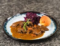 Silvia kocht – Rehragout mit Rotkraut und Preiselbeerkrapfen.