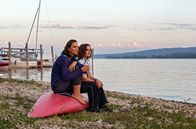 WaPo Bodensee – Der Wassersportlehrer von Julia Demmler (Wendy Güntensperger, r.) wurde tot aus dem Bodensee geborgen. Sie wollte der Witwe Catrin Dellbrück (Maddalena Noemi Hirschal, l.) die Nachricht persönlich überbringen.