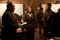 Captain America: The First Avenger – Schon bald müssen Colonel Chester Phillips (Tommy Lee Jones, l.) und Peggy Carter (Hayley Atwell, M.) erkennen, dass nur Steve Rogers (Chris Evans, r.) den größenwahnsinnigen Nazi Johann Schmidt, der sich nach einem Selbstversuch mit einem Serum in den dämonischen Superschurken Red Skull verwandelt hat, stoppen kann ...