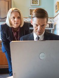 Obsession - Dunkles Verlangen – The police discover Frank has returned to Russia