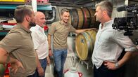 Expedition in die Heimat – Johannes Zenglein mit Moritz, Martin und Christian Steinhauser vor ihren Whisky-Fässers auf der MS Schwaben; SWR EXPEDITION IN DIE HEIMAT, "Bodensee - Zwischen Wellen und Wolken" Uhr im SWR. Johannes Zenglein mit Moritz, Martin und Christian Steinhauser vor ihren Whisky-Fässers auf der MS Schwaben