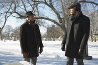 Empire – Lucious (Terrence Howard, l.) gelingt es mal wieder, sich mit Andre (Trai Byers, r.) bei einem Gespräch am Grab von seiner Mutter zu versöhnen und sich dessen Unterstützung für das Aktionärstreffen zu sichern ...