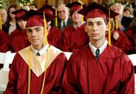 Malcolm mittendrin – Malcolm (Frankie Muniz, l.) fällt es schwer, sich seinen Bruder Reese (Justin Berfield) als Schulhausmeister vorzustellen.
