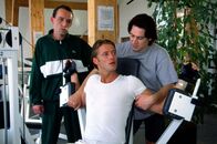 Kommissar Rex – Kommissar Richie Moser (Tobias Moretti, r.) und Stockinger (Karl Markovics, l.) fühlen dem verdächtigen Hubert Zauner (Bruno Eyron, M.) im Fitnesscenter auf den Zahn.