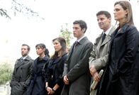 Bones - Die Knochenjägerin – Ein Mitarbeiter des Jeffersonian ist plötzlich an Herzversagen gestorben. (v.l.) Hodgins (T.J. Thyne), Camille (Tamara Taylor), Angela (Michaela Conlin), Sweets (John Francis Daley), Booth (David Boreanaz) und Brennan (Emily Deschanel) finden sich auf dem Familienwohnsitz ein, um Hank die letzte Ehre zu erweisen. Die Verwendung des sendungsbezogenen Materials ist nur mit dem Hinweis und Verlinkung auf TVNOW gestattet.; Ein Mitarbeiter des Jeffersonian ist plötzlich an Herzversagen gestorben. (v.l.) Hodgins (T.J. Thyne), Camille (Tamara Taylor), Angela (Michaela Conlin), Sweets (John Francis Daley), Booth (David Boreanaz) und Brennan (Emily Deschanel) finden sich auf dem Familienwohnsitz ein, um Hank die letzte Ehre zu erweisen. Die Verwendung des sendungsbezogenen Materials ist nur mit dem Hinweis und Verlinkung auf TVNOW gestattet.