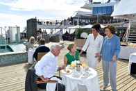 Das Traumschiff – Susanna (Gila von Weitershausen, r.) vermisst ihre teuren Juwelen. Natürlich fällt der Verdacht, auch bei Mila (Dana Golombek, 2.v.l.), auf den ehemaligen Meisterdieb Frank (Christoph M. Ohrt, l.). Hanna (Barbara Wussow, 2.v.r.) versucht zu vermitteln.