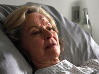 Geld.Macht.Liebe – MDR Fernsehen GELD.MACHT.LIEBE - KETTENREAKTION Uhr. Lilo (Gerlinde Locker) liegt nach einem schweren Unfall im Krankenhaus.
