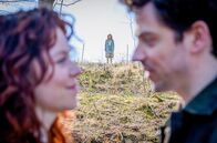 Sturm der Liebe – Larissa (Anna Karolin Berger, M.) wird Zeugin, wie Kilian (Anthony Paul, r.) Fanny (Johanna Graen, l.) seine Liebe versichert und sich mit ihr verabredet.
