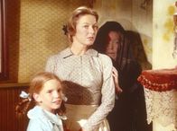 Unsere kleine Farm – Laura (Melissa Gilbert, l.) und Caroline (Karen Grassle, M.) geben Maddie (Josephine Hutchinson, r.) Schutz.
