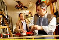 Alles Klara – ARD HEITER BIS TÖDLICH - ALLES KLARA II, FOLGE 26, "Der allerletzte Gast" Uhr im ERSTEN. Kleinert (Felix Eitner, l.) geht zu Olaf Gründler (Michael Trischan, r.) ins Heimatkundemuseum, da dieser den Toten im Gartenteich gefunden hat. Doch der will sich nicht stören lassen …