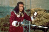 Die vier Musketiere - Die Rache der Mylady – Rochefort (Christopher Lee) ist ein ehemaliger Musketier, der nun Kardinal Richelieu in die Karten spielt.