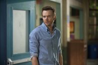 Community – Schweren Herzens gesteht Jeff (Joel McHale), warum er den Kickertisch seit seiner Kindheit meidet ...