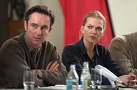 Weissensee – Untersuchungskommission: Sven (Arnd Klawitter, l.) und Vera (Anna Loos, r.).