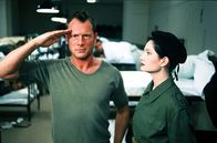 Sechserpack – "Der Hafen der Ehe hat einen Namen: Pearl Harbor!" - Das wirft neue Fragen auf, oder? (Hanno Friedrich, l. und Emily Wood, r.)