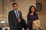 How I Met Your Mother – Ahnen nicht, dass Barney und Robin ein Geheimnis haben: Nora (Nazanin Boniadi, r.) und Kevin (Kal Penn, l.) ...