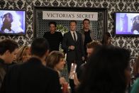 How I Met Your Mother – Als Barney (Neil Patrick Harris, M.) sein Talent für das Aufreißen von Frauen verliert, hofft er, dass ein Trip mit seinen Freunden Ted (Josh Radnor, l.) und Marshall (Jason Segel, r.) zur Victoria's Secret Fashion Show seiner Begabung wieder auf die Sprünge hilft ...