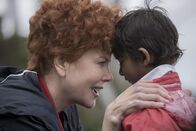 Lion – Sue (Nicole Kidman) ist für ihren Adoptivsohn Saroo (Dev Patel) eine liebevolle Mutter.