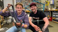 Checker Julian – Checker Julian (links) mit Zweirad-Mechaniker Nick