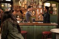 How I Met Your Father – Charlie (Tom Ainsley, l.); Sid (Suraj Sharma, r.)