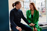 Rentnercops – Sonja Zirowa (Greta Ipflkofer, r.) versucht Hannes Arndt (Liliom Lewald, l.) zu verführen.