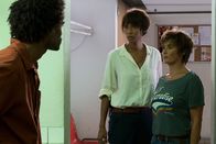 Deadly Tropics – Mélissa Sainte-Rose (Sonia Rolland, M.) und Gaëlle Crivelli (Béatrice de la Boulaye, r.) bemerken schnell, dass ihr Kollege Aurélien Cherlery (Julien Beramis, l.) etwas vor ihnen verheimlicht. Er möchte seinem besten Freund helfen, da dieser des Mordes beschuldigt wird.