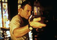 Hard Rain – ARD HARD RAIN (hard rain), USA 1997, Regie Mikael Salomon Uhr im Ersten Securtiy-Mann Tom (Christian Slater) greift im Kampf gegen die Räuber zu schwerem Geschütz.