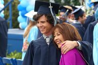 The Middle – Zutiefst berührt: Axls (Charlie McDermott, l.) emotionale Mutter Frankie (Patricia Heaton, r.) ...