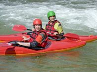 In aller Freundschaft – Freddy (Luca Zamperoni, rechts) versucht Philipp (Thomas Koch) etwas aufzumuntern und schlägt ihm vor, die Wildwasserbahn auszuprobieren. Philipp kann zunächst tatsächlich abschalten. Doch dann erzählt ihm Freddy von seiner Vorfreude auf das Baby seiner Mitbewohnerin Kathrin Globisch und wirft Philipp damit wieder auf seine Sorgen zurück.