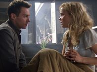 Die Kinder der Seidenstraße – George (Jonathan Rhys Meyers) hat sich in die Krankenschwester Lee (Radha Mitchell) verliebt.