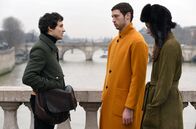 Synonymes – Auf Emiles (Quentin Dolmaire, li.) Bestreben heiratet Yoav (Tom Mercier, Mi.) Caroline (Louise Chevillotte, re.).