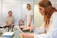 Neid ist auch keine Lösung – Marie (Stefanie Stappenbeck, M.) wäre eine bessere Ärtztin geworden als ihre Chefin (Katja Lechthaler, r.) - finden auch die Patienten (Ursula Schürhoff, l.).