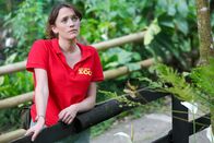 Death in Paradise – Iris Russell (Charlotte Ritchie) belastet der Tod des Zoodirektors sehr.