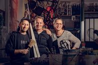 SchrottUp! – v.l. Aron Gaspard (Künstler Zuchwil SO), Bjorn Beyeler (von der Entsorgungsstelle Grenchen SO), Verena Stücki (Künstlerin Biberist SO) 2024 Copyright: SRF/RTS/David Wagnières