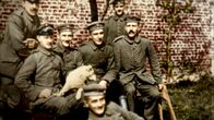 Apokalypse Erster Weltkrieg – Beelitz, Deutschland - 1915 wird Obergefreiter Adolf Hitler (oben rechts), ein österreichischer Freiwilliger in der deutschen Armee, als Einzelgänger mit einem schwierigen Charakter beschrieben. (Bildnachweis: ONFC)