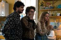 Extraordinary – Carrie (Sofia Oxenham, r.), Kash (Bilal Hasna, l.) und Jizzlord (Luke Rollason, M.) sind vor Freude außer sich, eine Party zu schmeißen. Doch wird Jen diesem Vorhaben zustimmen?