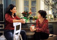 Rote Rosen – ARD ROTE ROSEN FOLGE 1407 Uhr im ERSTEN. Vera (Sandra Speichert, l.) bespricht mit Merle (Anja Franke, r.) die schwierige Entscheidung: für einen sicheren Arbeitsplatz nach Mannheim zu ziehen oder ohne Job in Lüneburg zu bleiben.