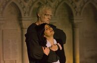 The Da Vinci Code - Sakrileg – Silas (Paul Bettany, l.), der treu im Auftrag der römisch-katholischen Kirchenorganisation "Opus Dei" handelt, ist fest davon überzeugt, dass die Kryptologin Sophie Neuvet (Audrey Tautou, r.) versucht, an den Grundfesten seiner Kirche zu rütteln. Das muss bestraft werden ...