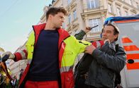 In aller Freundschaft – Der Gaffer Thomas Lauser (Albrecht Ganskopf, re.) steht den Rettungskräften an einer Unfallstelle permanent im Weg und provoziert sie damit so lange, bis Kris Haas (Jascha Rust, li.) der Kragen platzt und er ihn rabiat wegstößt.