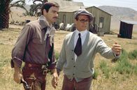 Nickelodeon – Regisseur Leo Harrigan (Ryan O'Neal, re.) gibt seinem Star Buck Greenway (Burt Reynolds, li.) Anweisungen.