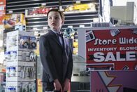 Young Sheldon – Als seine Mutter ihm verbietet ein Comic zu lesen, beschließt Sheldon (Iain Armitage), dass es an der Zeit ist, sich von der mütterlichen Aufsicht zu befreien ...